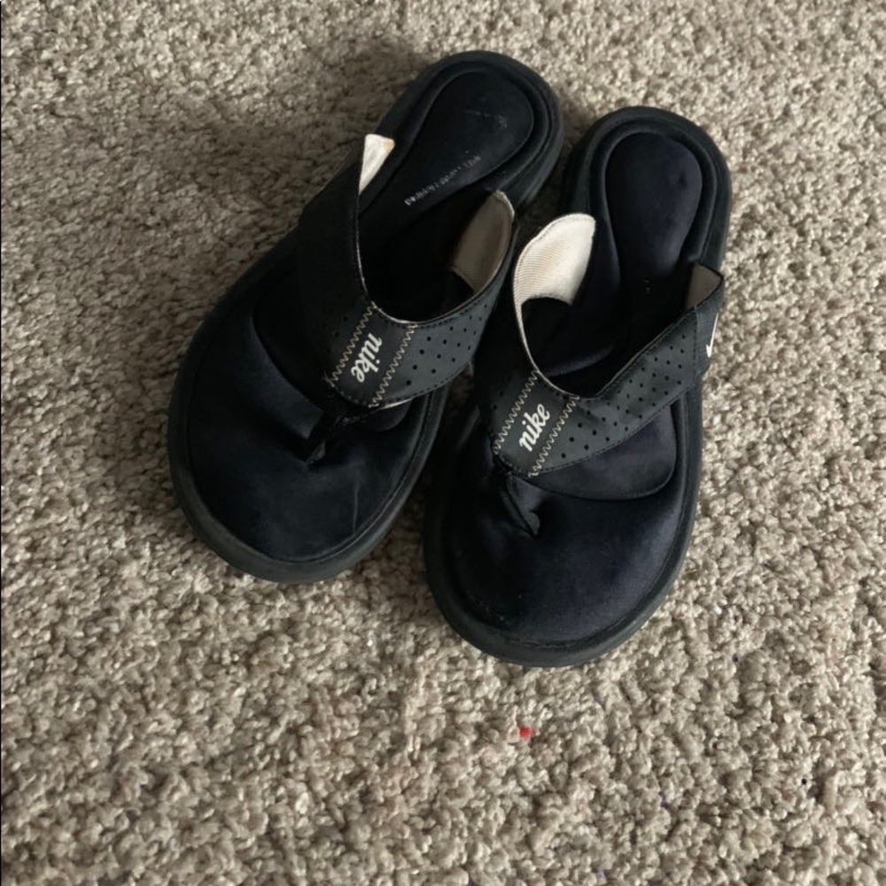 Black and white women’s Nike flip-flops